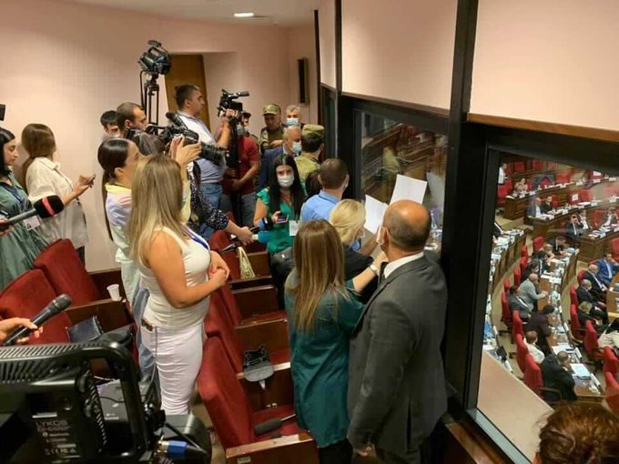 Ermenistan'da parlamento muhabirlerinden protesto